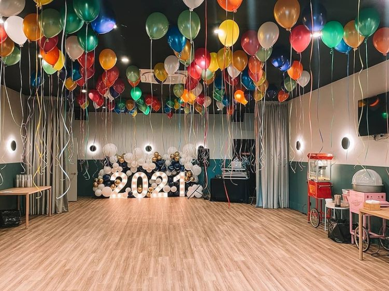 Read more about the article How to Decorate a Party Room